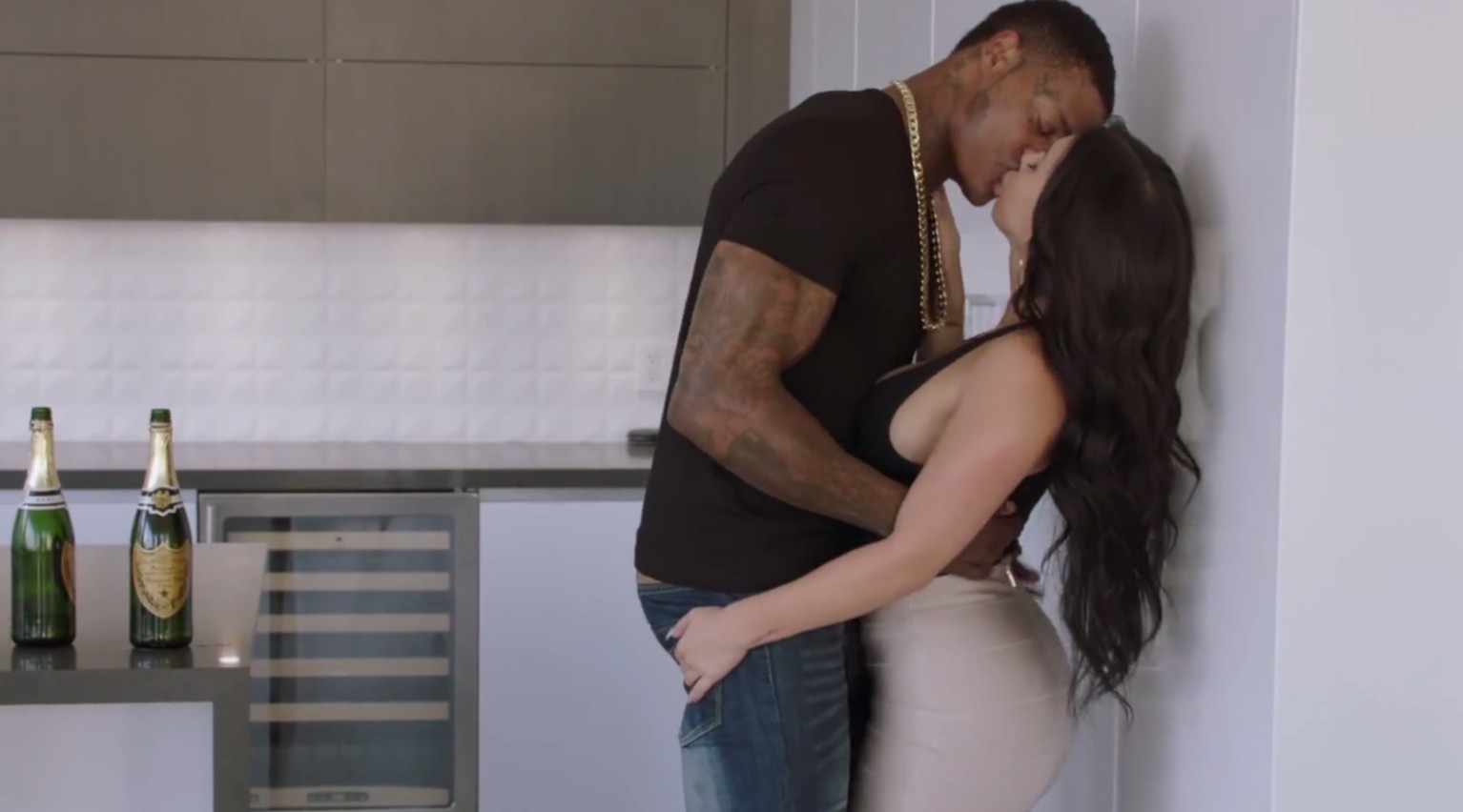 Curvy Latina 被着名说唱歌手统治