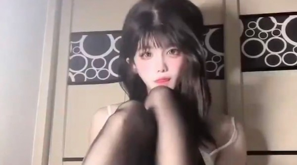 黑丝高颜伪娘,清纯学妹还是黑丝控,喜欢被舔脚脚,来做黑丝亲妈的全自动口便器,喜欢吃妈妈的大阴蒂是不是 - 国产自拍视频