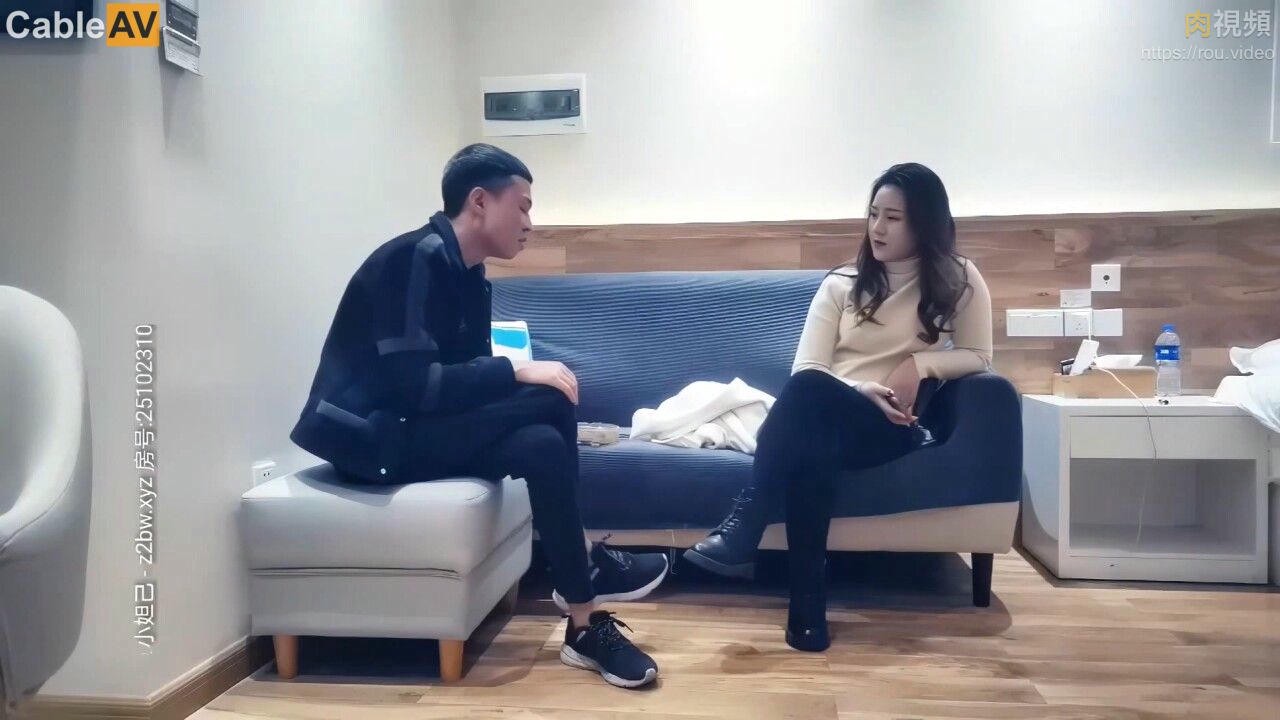 黄先生之今晚硬邦邦白色外套妹子，肉肉身材吸奶摸逼调情，掰穴舔逼上位快速抽插勐操