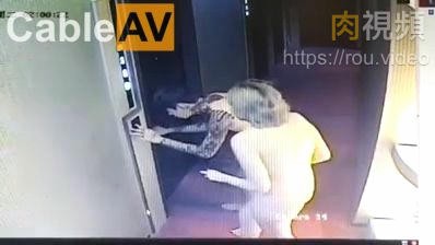 情侣饭店走廊裸战「下秒房门反锁」79秒尴尬片疯传