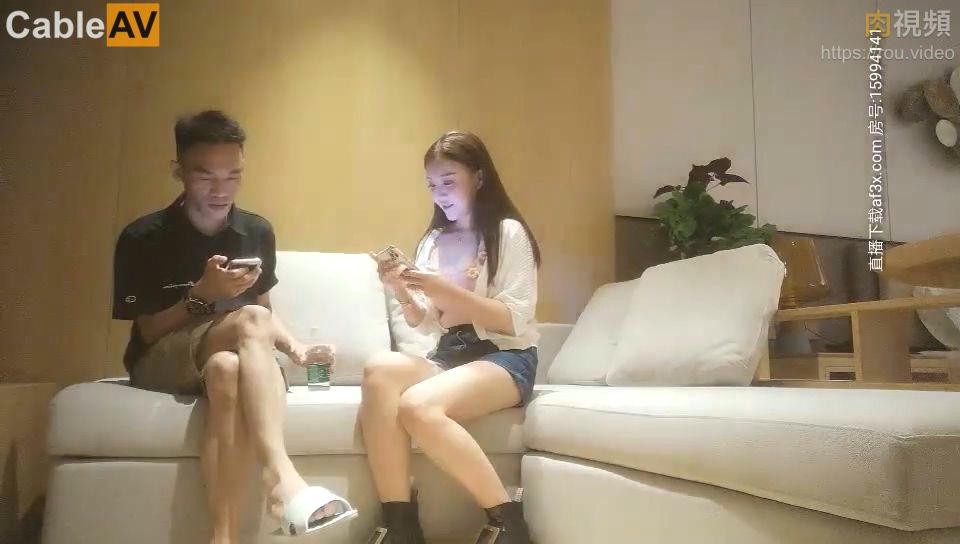 午夜寻花第二场牛仔短裤萌妹子，洗完澡揉奶互摸口交舔弄沙发上操，骑乘抬腿后入勐操呻吟