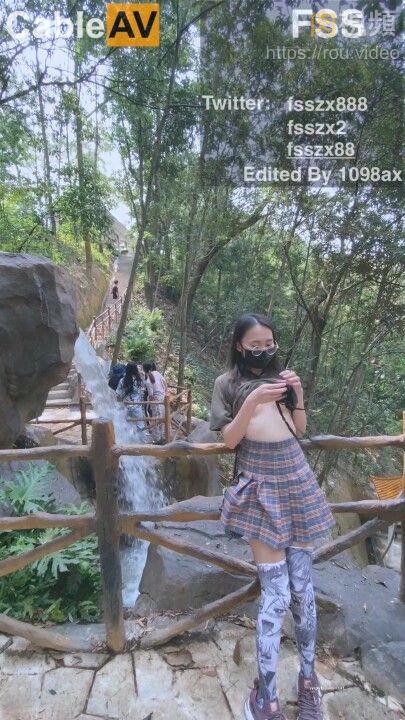天花板级别露出界狂人推特网红FSSZX888景区人前挑战露出人工湖里尿尿脱光大摇大摆散步不怕被人看见