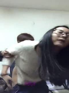 《重磅隐私曝光》渣男分手后报复流出清纯眼镜学生妹不健康露脸自拍~吹箫、打炮、紫薇，呻吟声很有特点骚母狗就这样炼成的(9)