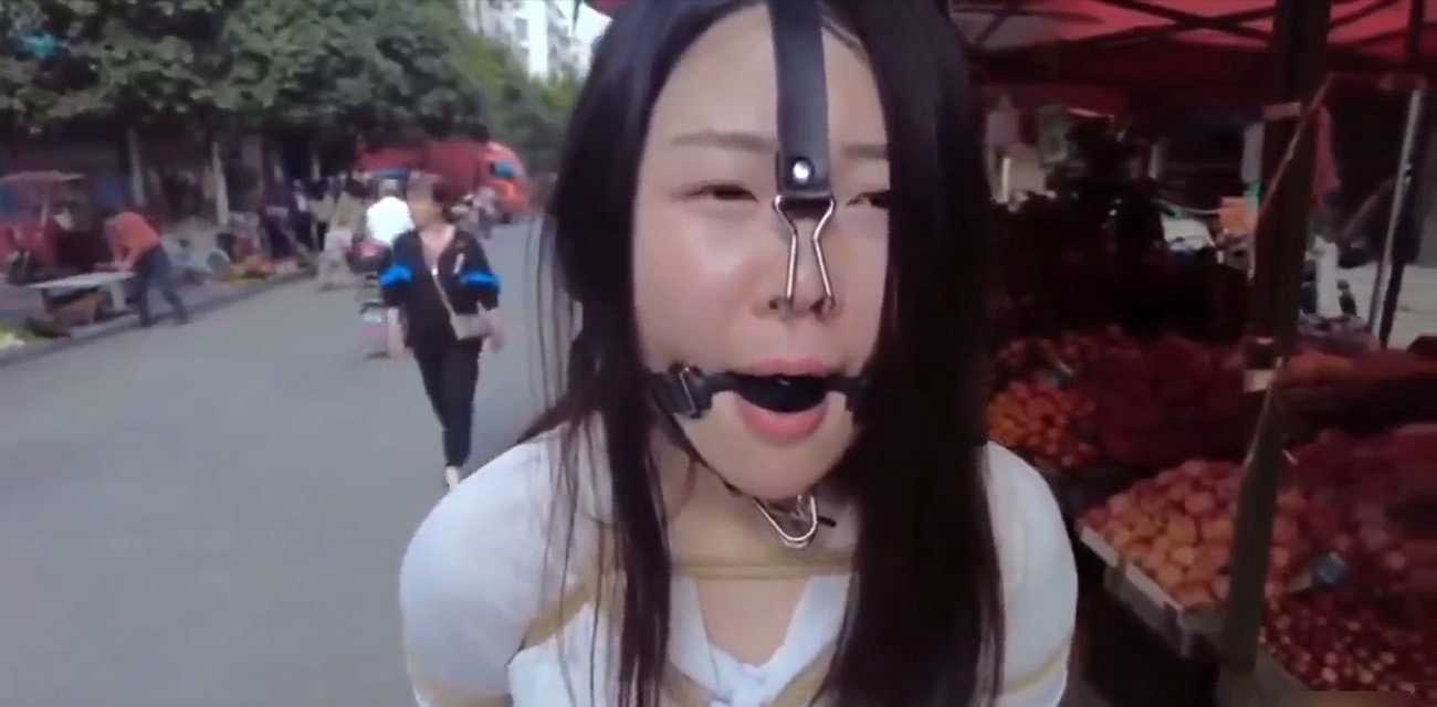 主人的任务！骚逼母狗被捆绑调教 嘴里塞着蛋珠口水直流的在菜市场闲逛 完全不在意路人投来异样的眼光