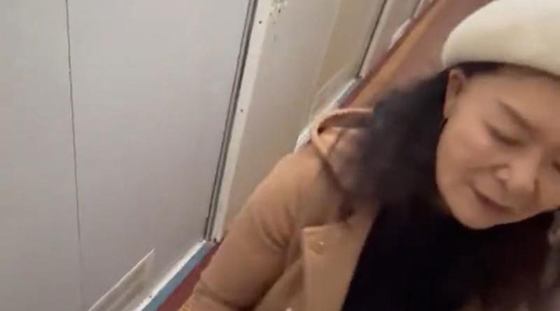 上海阿姨包养年轻小伙却被射一身 为寻刺激老阿姨在火车过道上协助小伙打飞机 画面太炸裂！