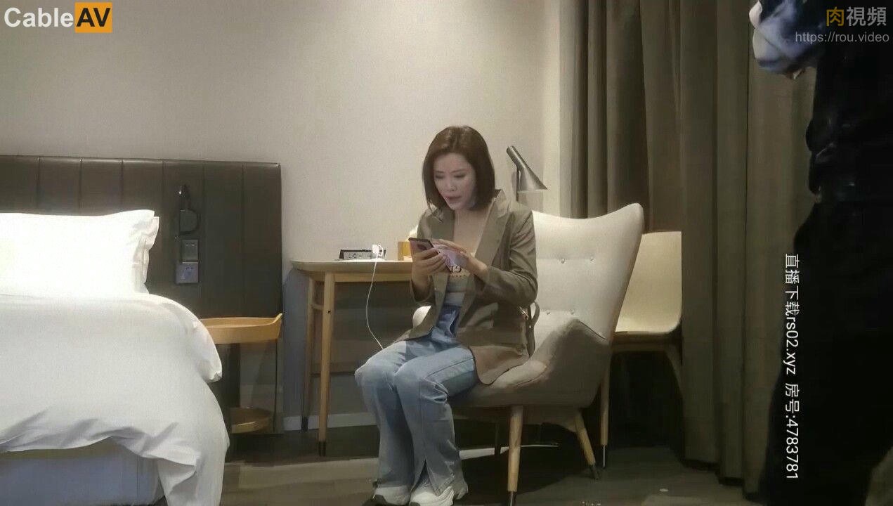 【雀儿满天飞37】成都外围女神，骚货健谈， 赞雀儿的实物好大 控制不住非常想舔